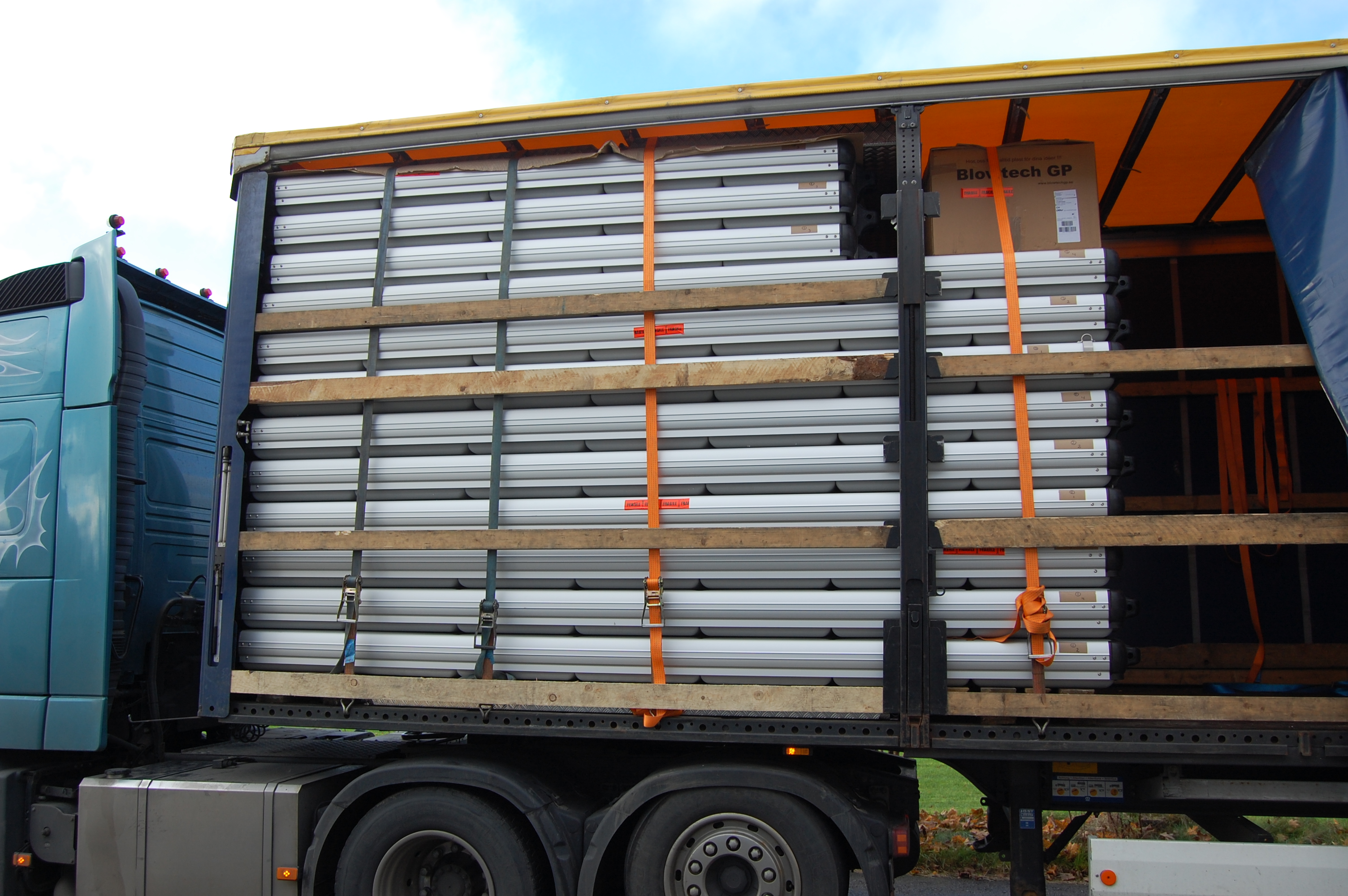 Lastbil sidolastad med EasyFloat flytbryggsblock staplade upp till taket