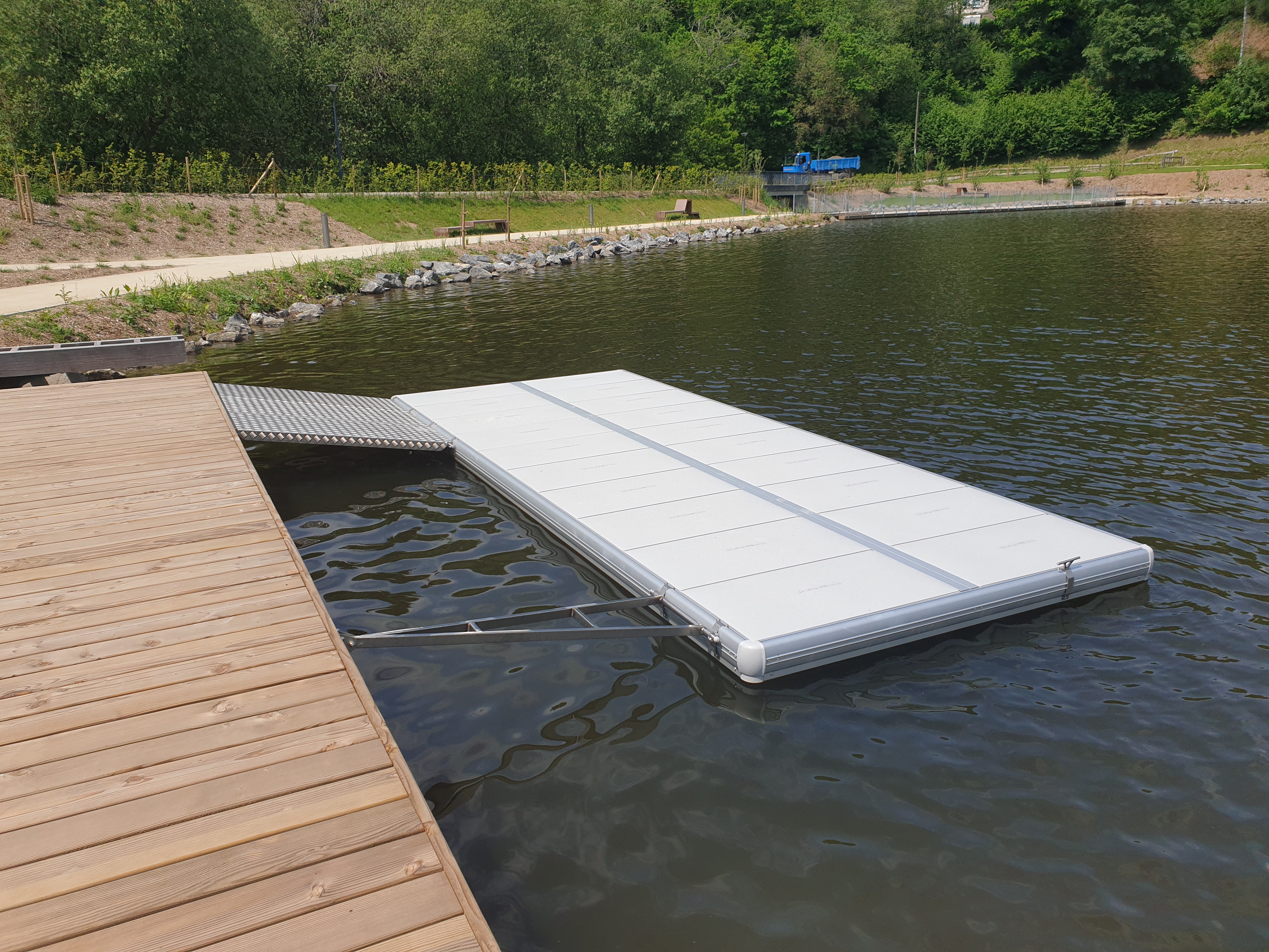 EasyFloat flytbrygga förankrad vid land med landgång och ansluten till en träbrygga.