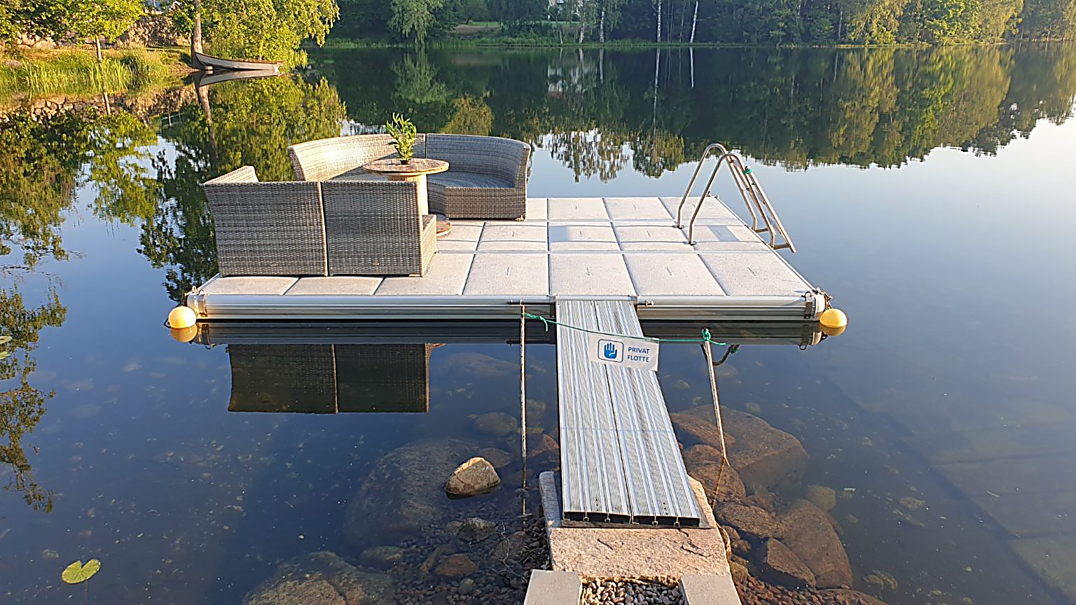 Privat EasyFloat flotte med badstege och soffgrupp