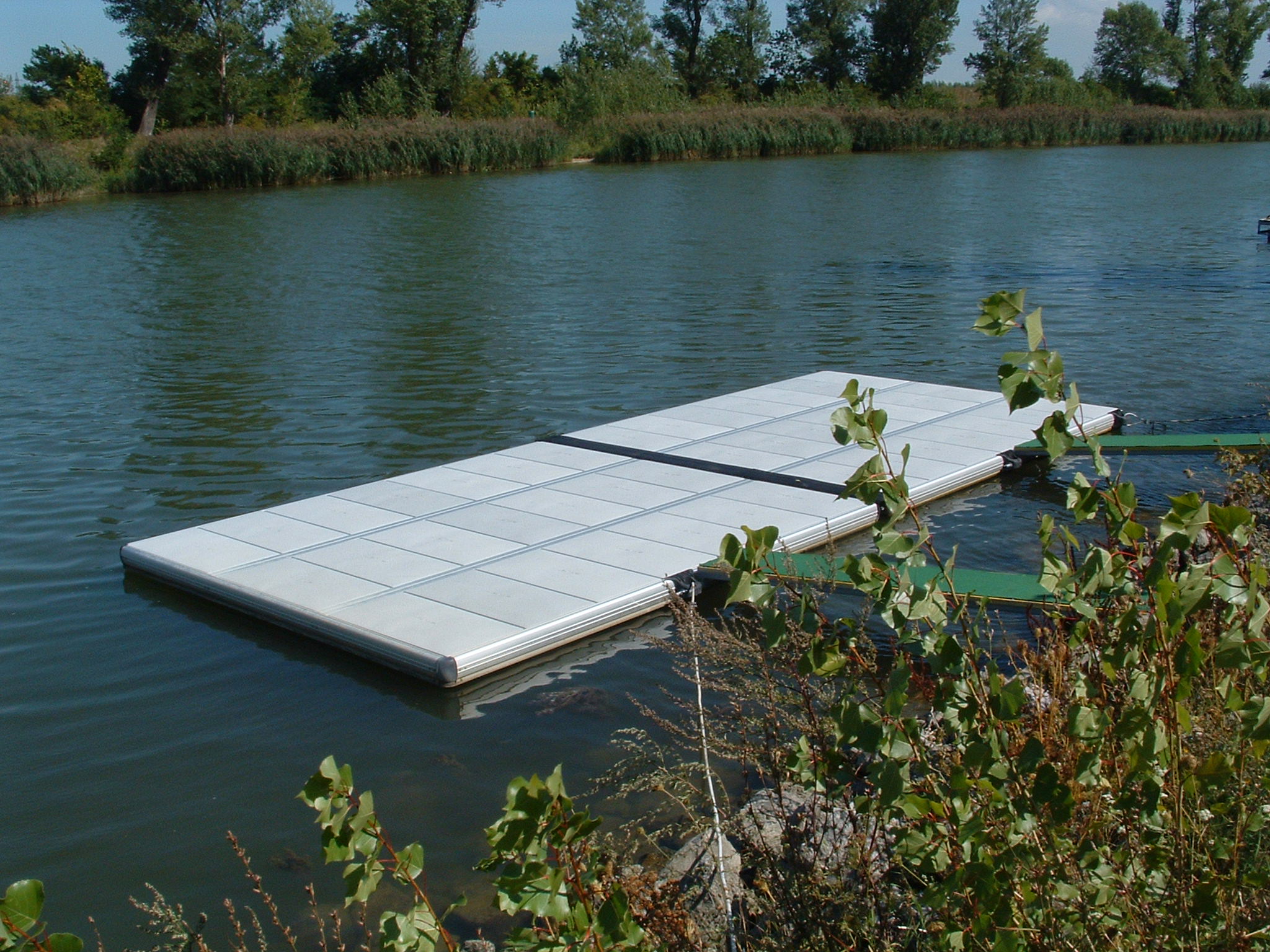EasyFloat flytbrygga vid en flod eller å för kanoter